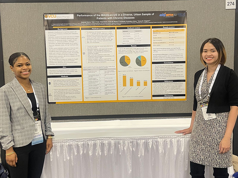 Amanda Owens and Kim Trinh with poster at ASHP